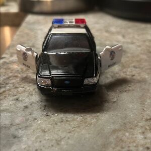 Police Black and White Die-Cast Ford Crown Victoria-by Kinsmart